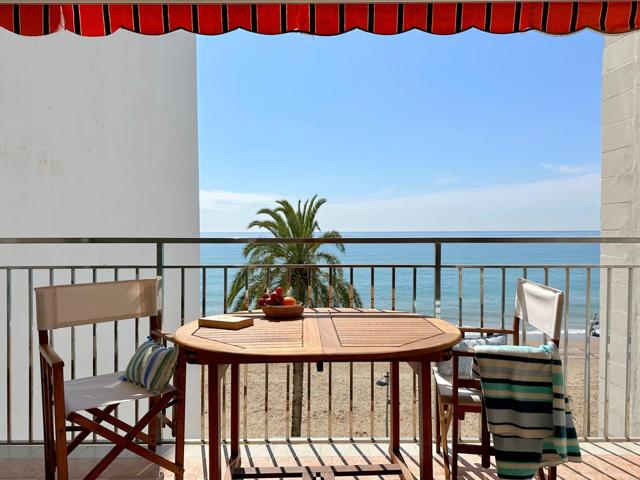 Piso primera línea de mar con piscina, parking, trastero y licencia turística. photo 0