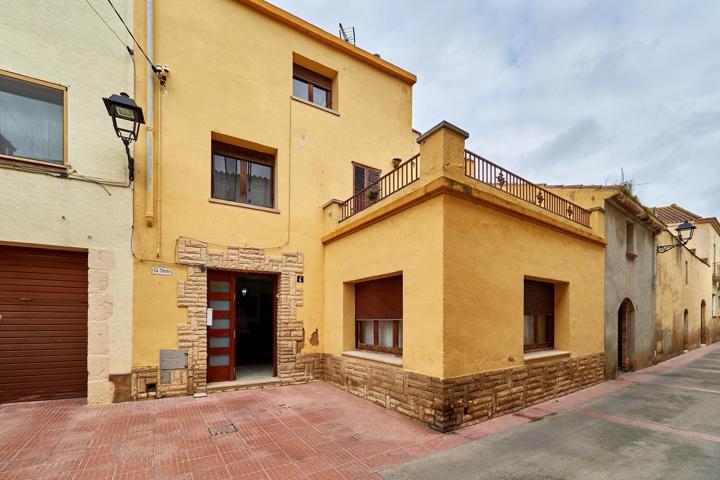 CASA CENTENARIA EN EL CENTRO DE BELLVEI. photo 0