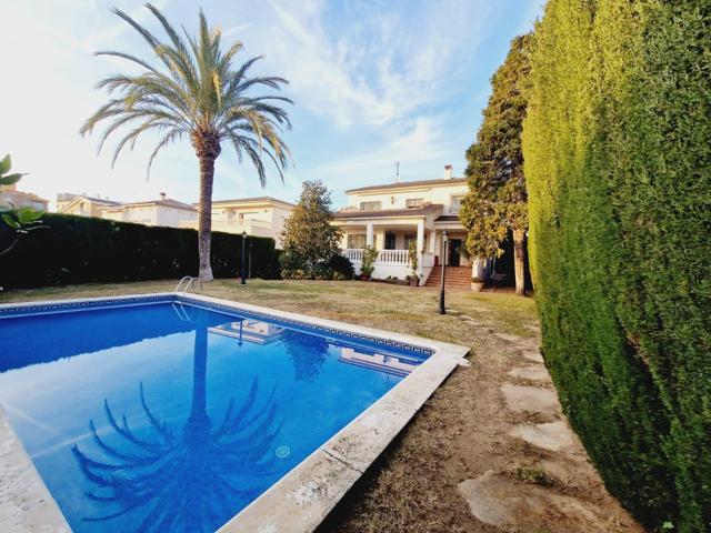 ¡Impresionante casa unifamiliar con piscina! photo 0