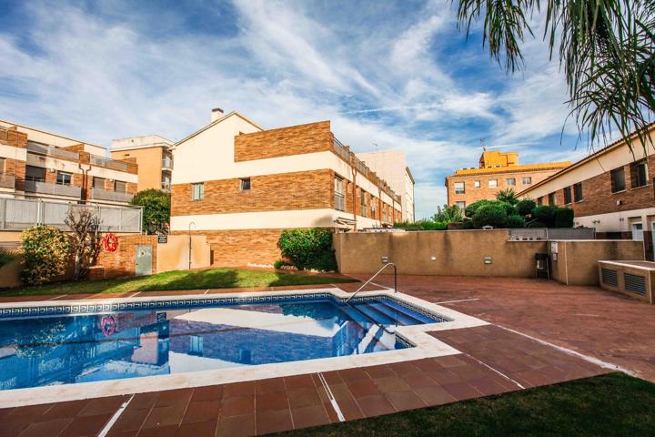 🌟 ¡Bienvenidos a esta impresionante casa esquinera tipo adosado! 🏡 photo 0