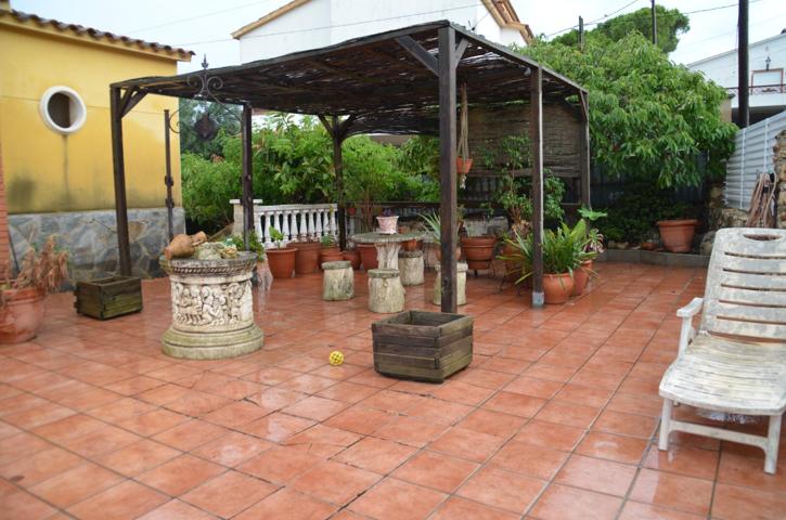 Chalet con Gran Parcela y Piscina Privada en Cunit photo 0