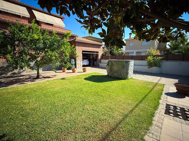 🔥 Vive el Mediterráneo como siempre soñaste 🔥 A solo 250 m del Paseo Marítimo y con todos los servicios a la puerta, chalet señorial de 427 m² en pleno corazón de Calafell. photo 0