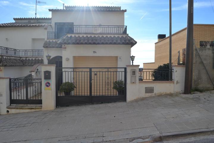 Unifamiliar Pareada En venta en Nucli Urbà, Segur De Calafell photo 0