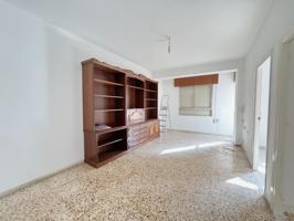 Oportunidad con gran potencial cerca del centro – Vivienda con patio, terraza y opción de local photo 0