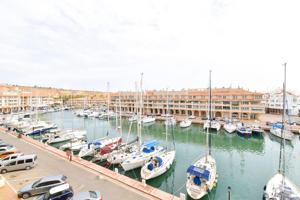 Inmueble espacioso con vistas al puerto deportivo, ideal como proyecto de inversión photo 0