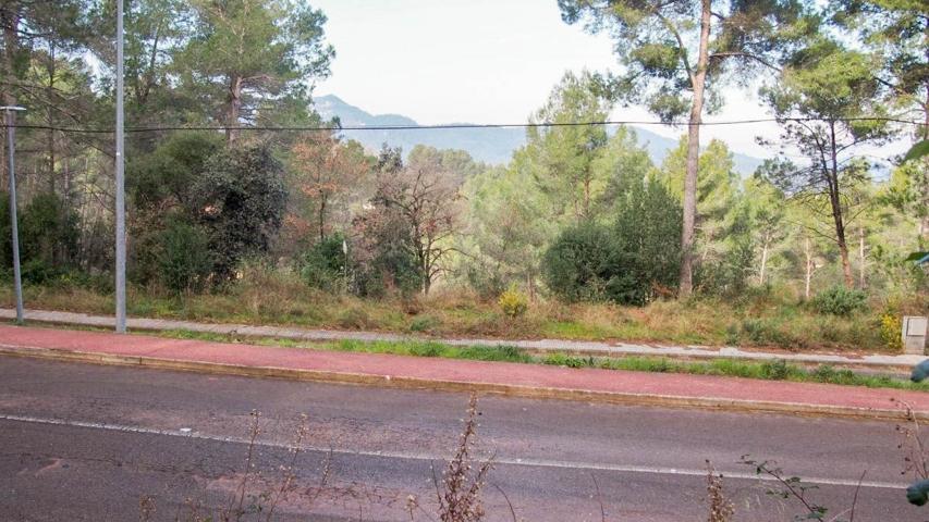 Amplio y luminoso terreno urbanizable con vistas despejadas en Corbera de Llobregat photo 0