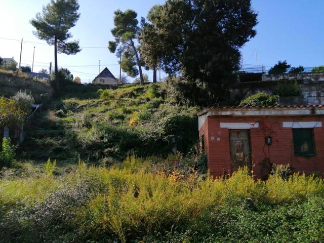 Terreno a la venta de 980 m2 en Vallirana, acceso a dos calles con refugio photo 0