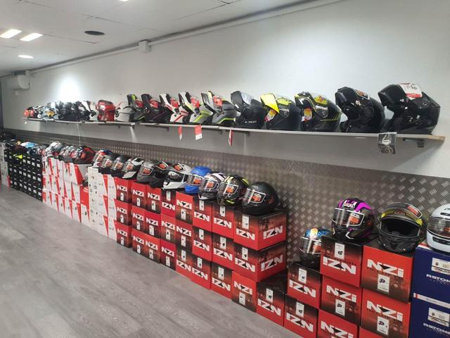 TIENDA DE MOTOS CON TALLER EN TRASPASO EN BARCELONA photo 0