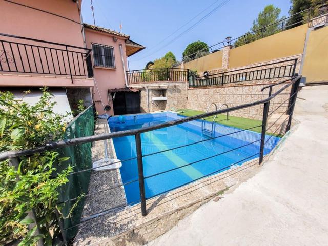 Casa con dos viviendas a la venta en zona Pou del Merli en Sant Esteve Sesrovires photo 0