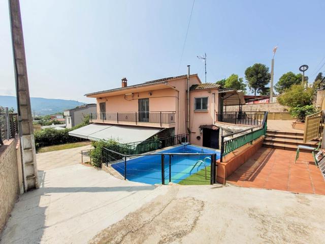 Casa con dos viviendas a la venta en zona Pou del Merli en Sant Esteve Sesrovires photo 0