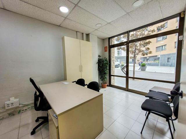 Local comercial en alquiler idóneo para oficinas en el centro de Martorell photo 0