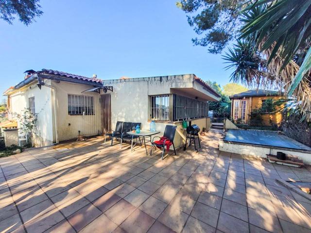 Casa con dos viviendas a la venta en urbanización Vallserrat de Sant Esteve Sesrovires photo 0