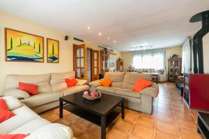 Casa a la venta de dos plantas y buhardilla en Ca n' Amat de Sant Esteve Sesrovires photo 0