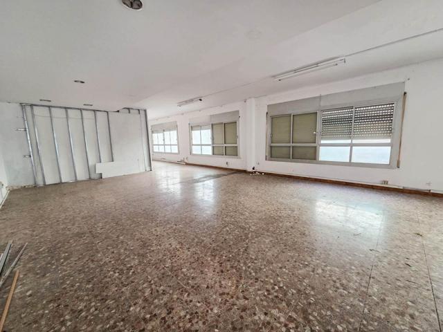 Edificio de tres plantas en alquiler en Barberá del Vallés photo 0