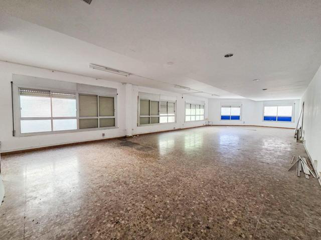 Primera planta de edificio de oficinas en alquiler en Barberá del Vallés photo 0
