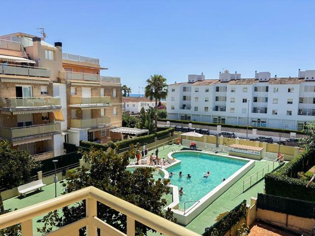 Apartamento a la venta con terraza, vistas al mar, piscina, parking y trastero en Cunit playa photo 0