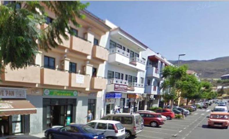 Edificio con 5 apartamentos, 2 locales comercial y garaje  en Valle san Lorenzo. photo 0
