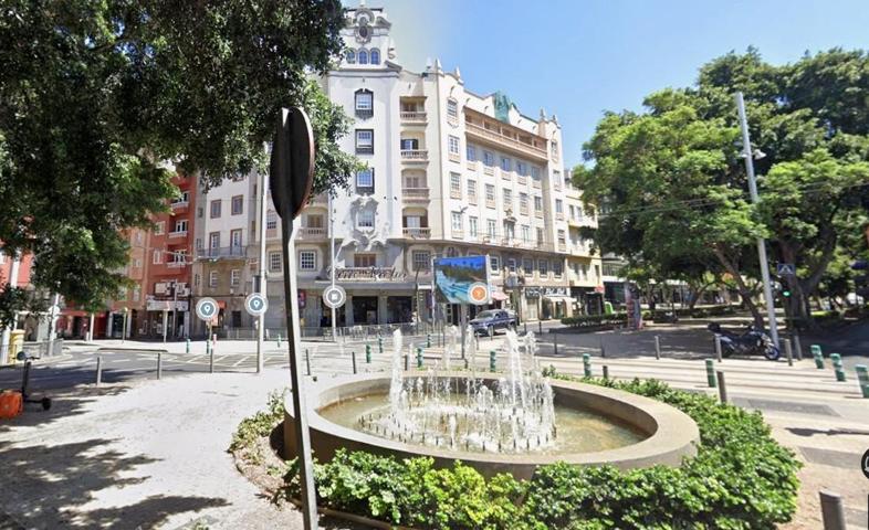 Santa Cruz. Centro. Piso 3 habitaciones, 2 baños a estrenar, con muebles nuevos, balcón, garaje, ascensor y piscina comunitaria. photo 0