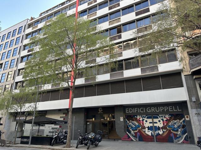 Oficina En venta en Eixample, Barcelona photo 0