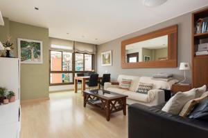 ¡Piso alto listo para entrar a vivir con impresionantes vistas y en finca con conserje! photo 0