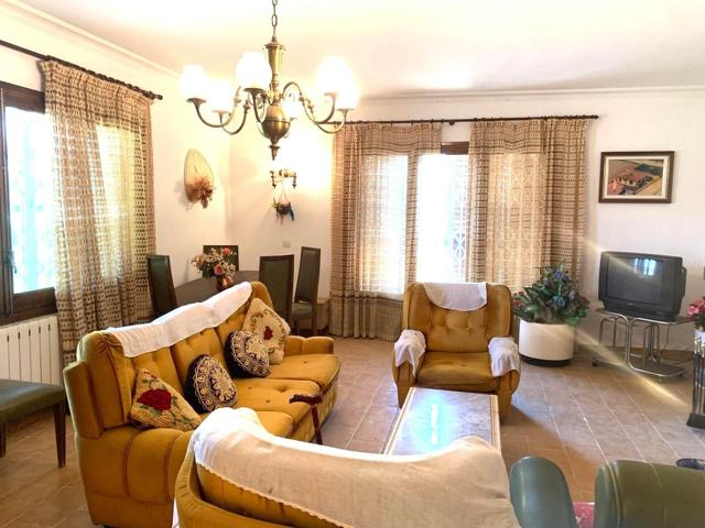 ¡Gran oportunidad en Albons! Casa unifamiliar con jardín para reformar en el corazón del Empordà photo 0