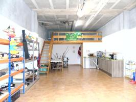 Garaje acondicionado con cocina, aseo y zona de estar. photo 0