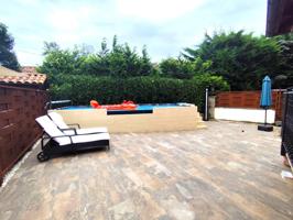 Chalet adosado por un lado con amplio jardin y piscina photo 0
