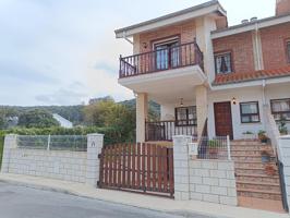 Chalet pareado con jardín y txoko en Urbanización Soto Mar – Argoños | 4 dormitorios, sótano, terraza y piscina comunitaria photo 0