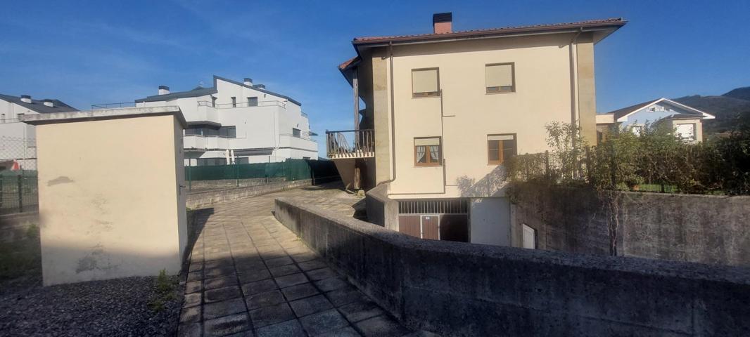 Bajo con gran jardín de 2 dormitorios en Pomaluengo photo 0