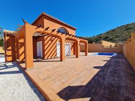 Gran Chalet de 3 dormitorios 2 Baños con Semisotano con garaje y piscina privada en Busot-Bonalva photo 0