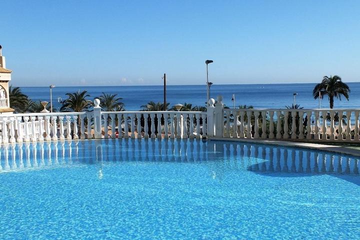 Oportunidad de gran ático esquina con preciosas vistas en 1ª linea de playa en Urb. con piscina photo 0