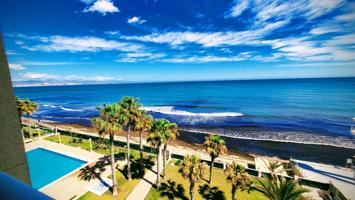 Apartamento reformado en 1ª linea de playa con impresionantes vistas en Urb con piscina y garaje photo 0