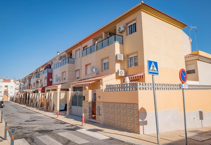 Adosado en esquina con apartamento independiente en venta en La Quinta, Antequera photo 0