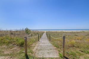 🏖️ Vive frente al mar en Cubelles: planta baja exclusiva con acceso directo a la playa, piscina comunitaria y parking y trastero photo 0