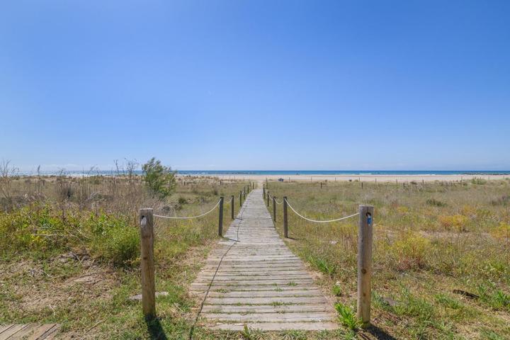 🏖️ Vive frente al mar en Cubelles: planta baja exclusiva con acceso directo a la playa, piscina comunitaria y parking y trastero photo 0