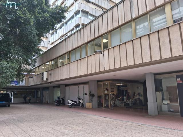ZONA JAIME ROIG; local comercial de 149 m2 con salida a 2 calles peatonales, muy luminoso, aseo photo 0