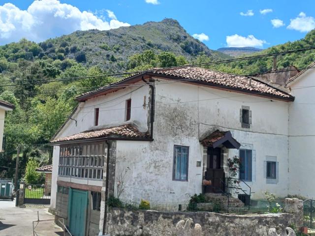 CASA DE PIEDRA DE TRES PLANTAS EN EL CENTRO DE BUSTABLADO (CANTABRIA) photo 0