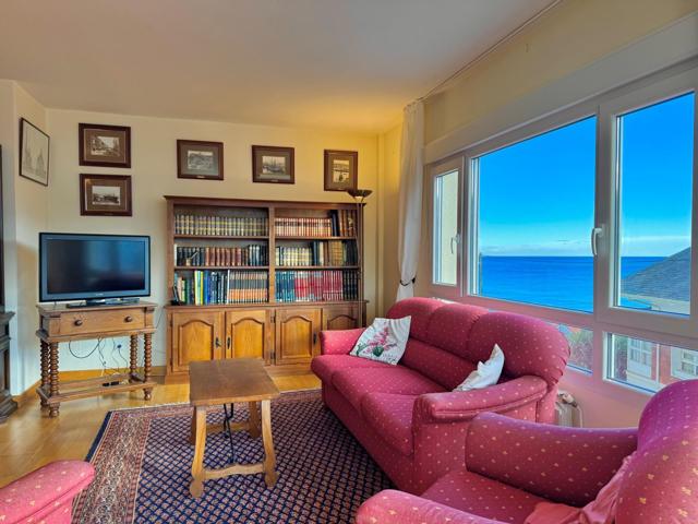 AMPLIO Y LUMINOSO PISO CON VISTAS AL MAR EN COMILLAS photo 0