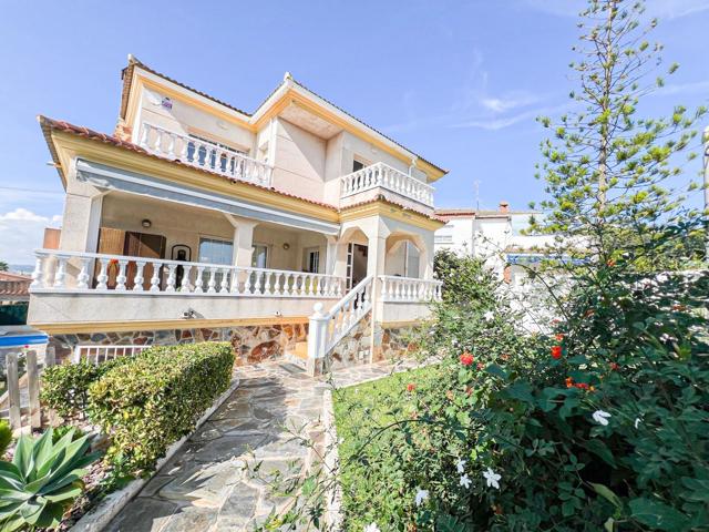 Exclusiva casa individual con piscina en una zona exquisita!!! photo 0