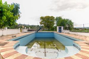 Chalet CON 4 VIVIENDAS en Monóvar con gran piscina y alta rentabilidad de inversión photo 0