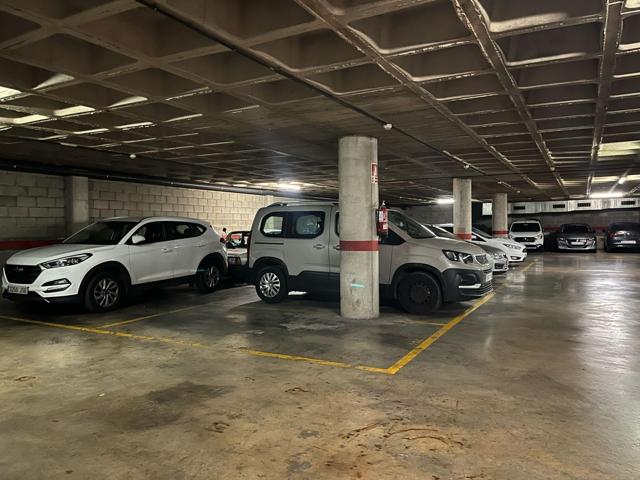 Plaza de parking en venta en Hospitalet photo 0