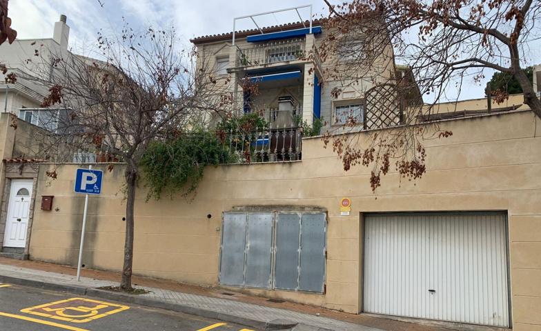 Edificio de cinco viviendas en Can Roca, Castelldefels, ideal inversión photo 0