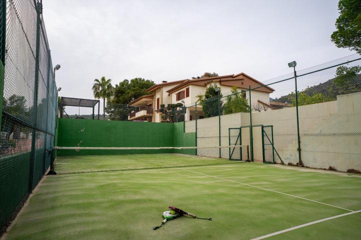 Maravillosa villa en terreno plano, con ascensor, pista de pádel y piscina. photo 0