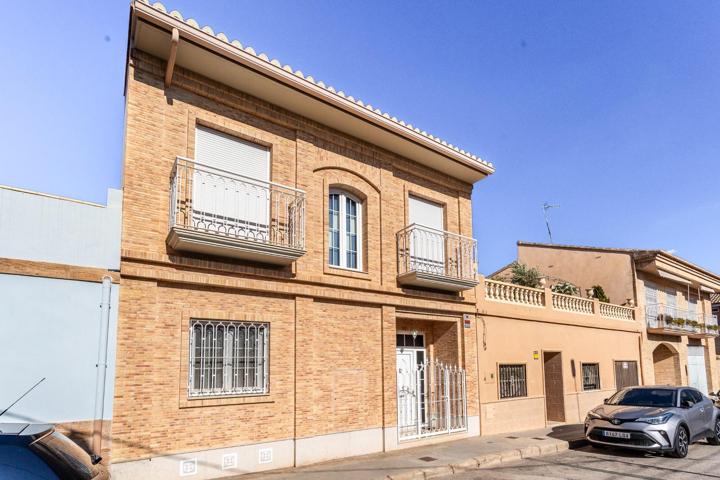 FANTASTICA CASA ADOSADA CON TRES TERRAZAS photo 0