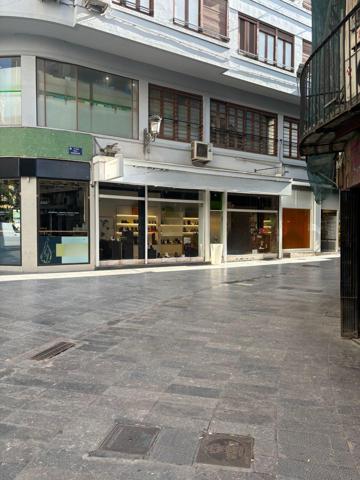 LOCAL COMERCIAL CON GRAN ESCAPARATE Y PRACTICO MOBILIARIO photo 0