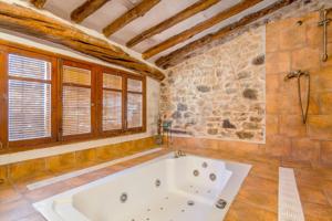 Casa Rural en Venta en La Almeza - Ideal para Vivir o Invertir - Con licencia turística photo 0
