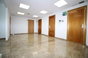 MAGNIFICA OFICINA EXCLUSIVA DE 133M2 , EN AVDA FRANCIA, TODO EXTERIOR , SEMINUEVA , CON GARAJE photo 0