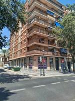 Local comercial esquinero con once escaparates photo 0