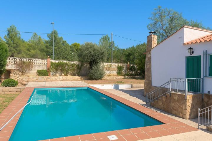 Sueñas con un hogar donde disfrutar del sol, la tranquilidad y el aire puro, esta vivienda unifamiliar en la Urbanización La Lloma te espera. photo 0