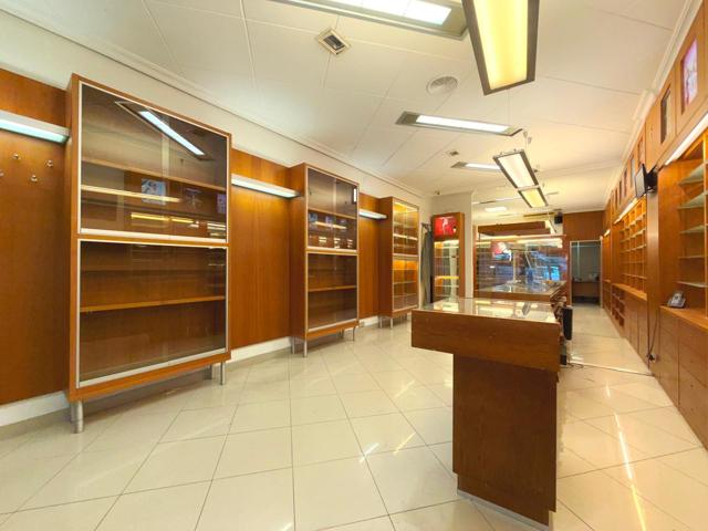 Local en venta junto Avda. Jaume I, zona muy transitada photo 0